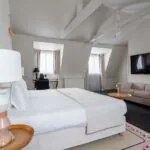 Vue du lit de la chambre Exécutive Marie-Agnès Gillot de l’hôtel Astra Opéra