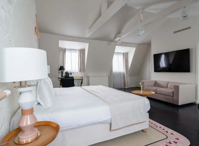 Vue du lit de la chambre Exécutive Marie-Agnès Gillot de l’hôtel Astra Opéra