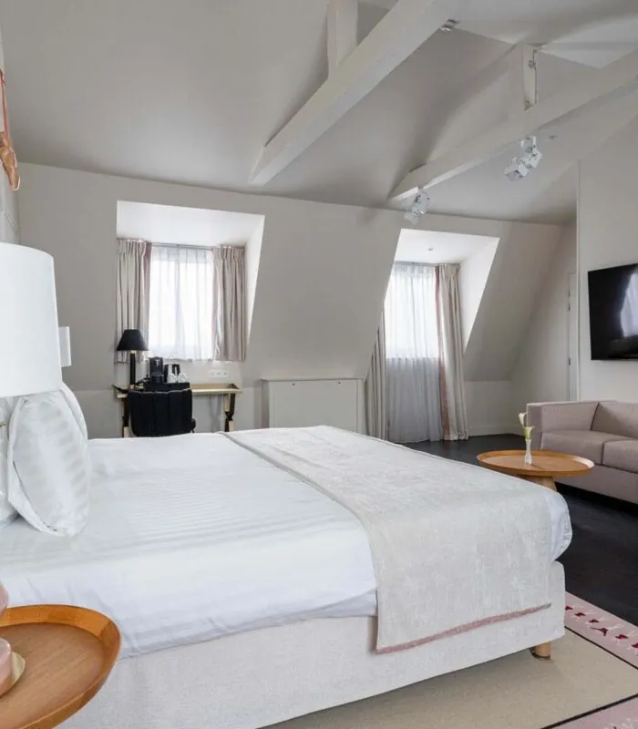 Vue du lit de la chambre Exécutive Marie-Agnès Gillot de l’hôtel Astra Opéra