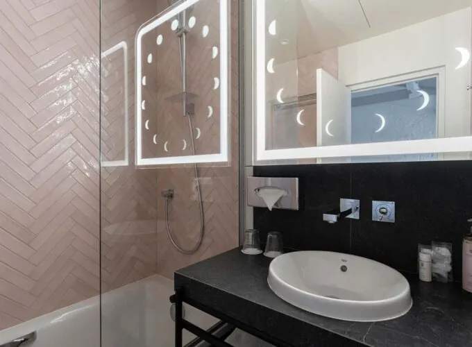 Douche de la chambre Exécutive Marie-Agnès Gillot de l’hôtel Astra Opéra