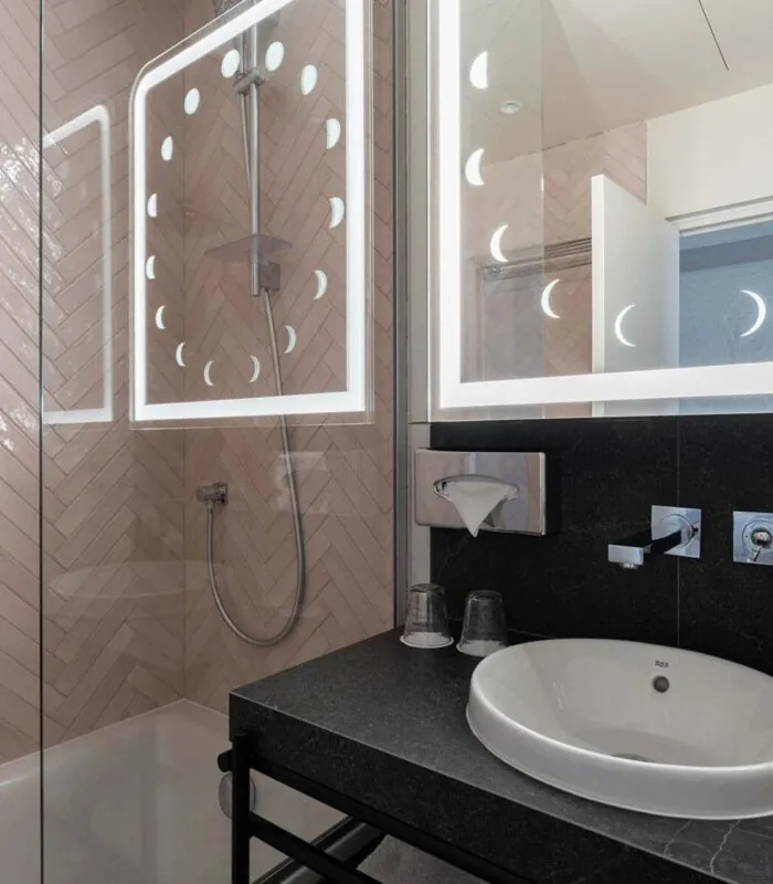Douche de la chambre Exécutive Marie-Agnès Gillot de l’hôtel Astra Opéra