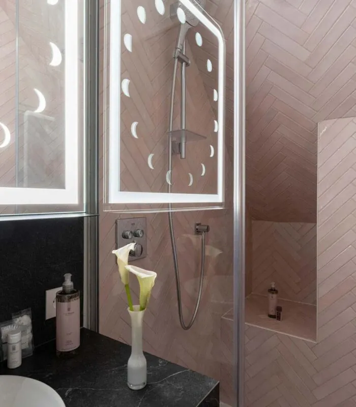 Vue de la salle de bain de la chambre Exécutive Marie-Agnès Gillot de l’hôtel Astra Opéra