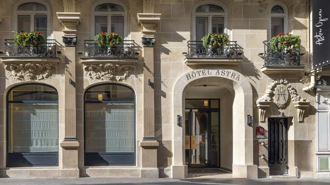 Vue extérieure de la façade de l'hôtel 4 étoiles Astra Opéra du groupe Astotel à Paris, 9e arrondissement