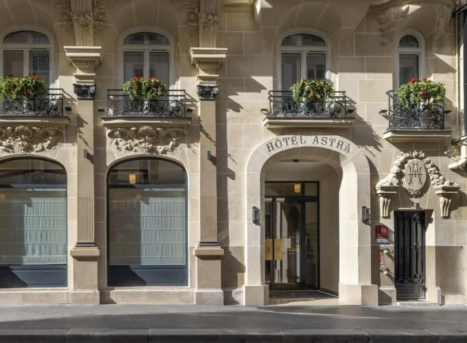 Vue extérieure de la façade de l'hôtel 4 étoiles Astra Opéra du groupe Astotel à Paris, 9e arrondissement