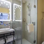 Salle de bain Familiale Double Terrasse Daniel Auteuil avec un toilette, un lavabo et une douche à l’hôtel Astra Opéra