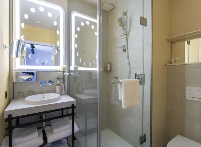 Salle de bain Familiale Double Terrasse Daniel Auteuil avec un toilette, un lavabo et une douche à l’hôtel Astra Opéra