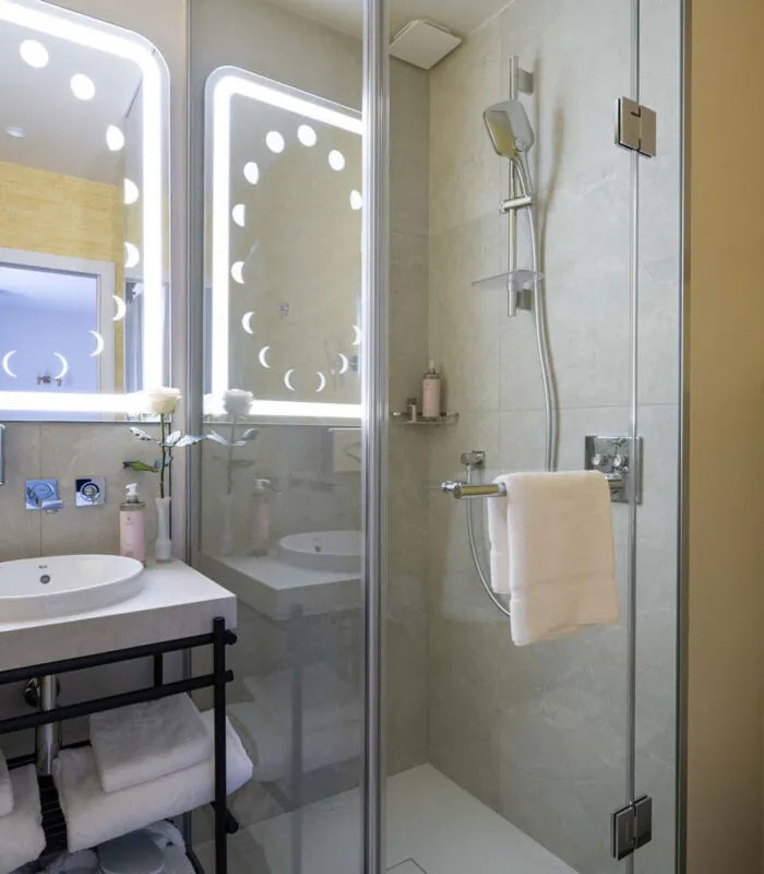 Salle de bain Familiale Double Terrasse Daniel Auteuil avec un toilette, un lavabo et une douche à l’hôtel Astra Opéra