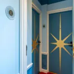 Couloir Familiale Sas Daniel Auteuil avec une porte bleue à l’hôtel Astra Opéra