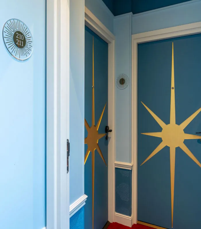 Couloir Familiale Sas Daniel Auteuil avec une porte bleue à l’hôtel Astra Opéra