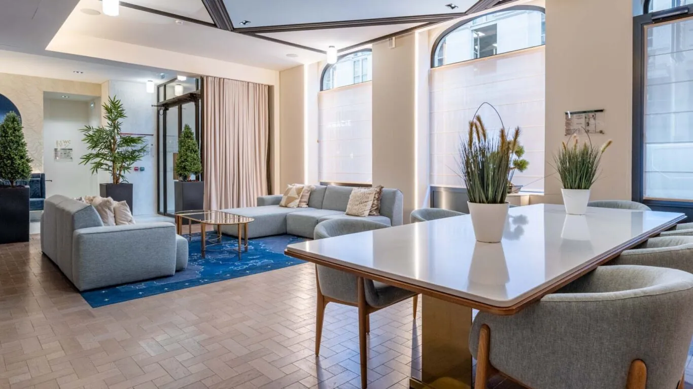 Lobby de l’Hôtel Astra Opéra à Paris – cadre raffiné près de l’Opéra