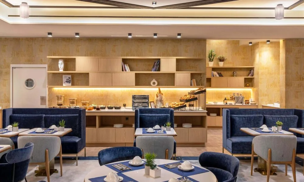 Moment du petit-déjeuner à l’Hôtel Astra Opéra, avec tasses et couverts sur les tables