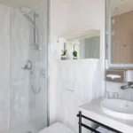 Salle de bain Privilège Bouglione avec un toilette, un lavabo et une douche à l’hôtel Astra Opéra