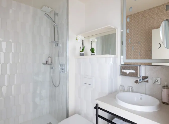 Salle de bain Privilège Bouglione avec un toilette, un lavabo et une douche à l’hôtel Astra Opéra