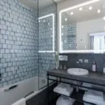 Salle de bains d’une chambre Privilège Claudie Haigneré à l’hôtel Opera Astra