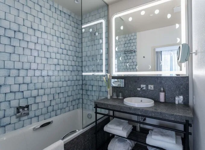 Salle de bains d’une chambre Privilège Claudie Haigneré à l’hôtel Opera Astra