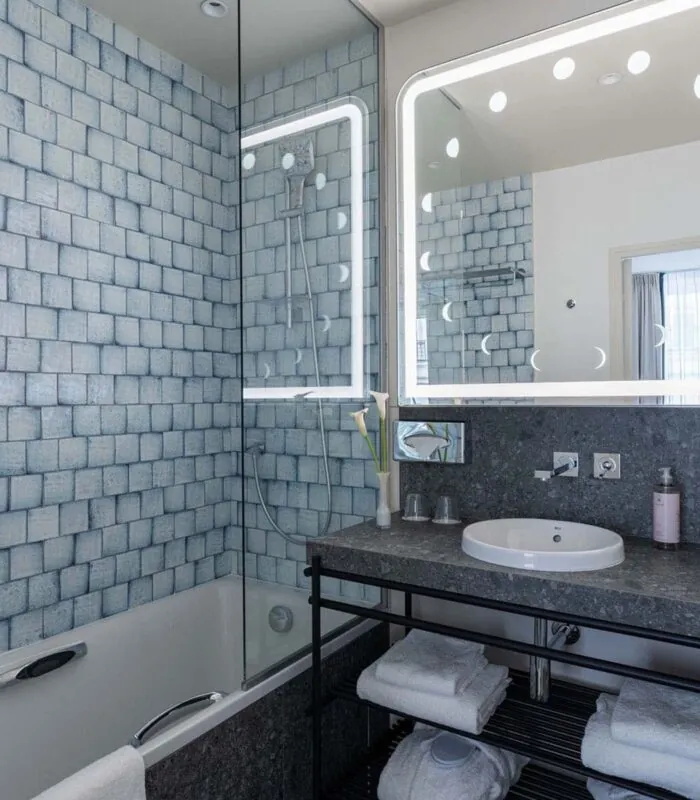 Salle de bains d’une chambre Privilège Claudie Haigneré à l’hôtel Opera Astra