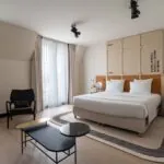 Vue du lit dans une chambre Privilège Daniel Auteuil à l’hôtel Opera Astra