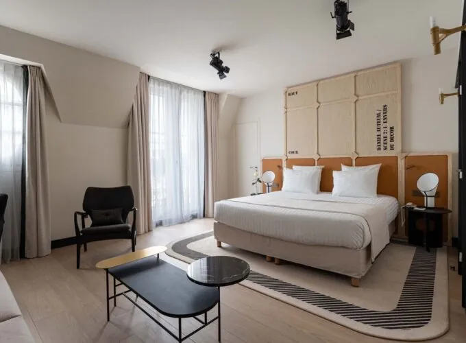 Vue du lit dans une chambre Privilège Daniel Auteuil à l’hôtel Opera Astra