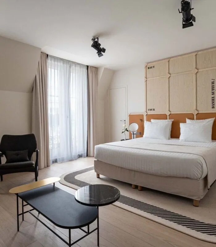 Vue du lit dans une chambre Privilège Daniel Auteuil à l’hôtel Opera Astra