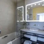Salle de bains d’une chambre Privilège Daniel Auteuil à l’hôtel Opera Astra