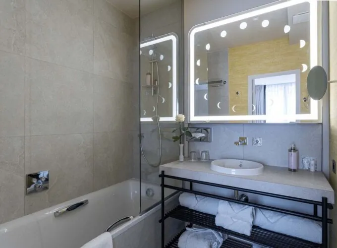 Salle de bains d’une chambre Privilège Daniel Auteuil à l’hôtel Opera Astra
