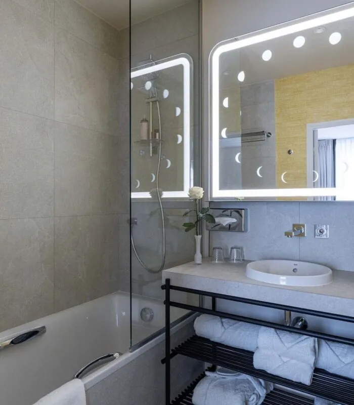 Salle de bains d’une chambre Privilège Daniel Auteuil à l’hôtel Opera Astra