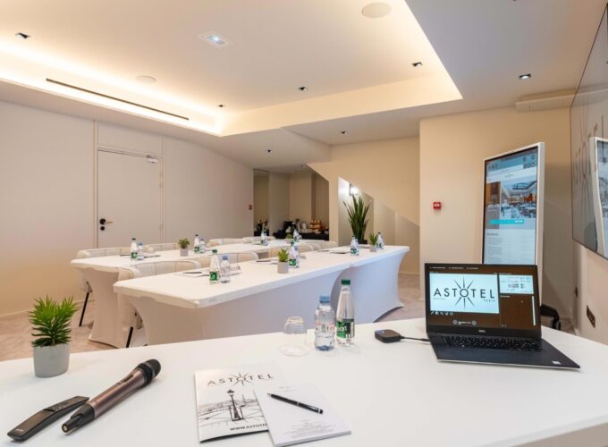 Disposition en salle de classe de la salle de réunion Étoile à l’hôtel Opera Astra