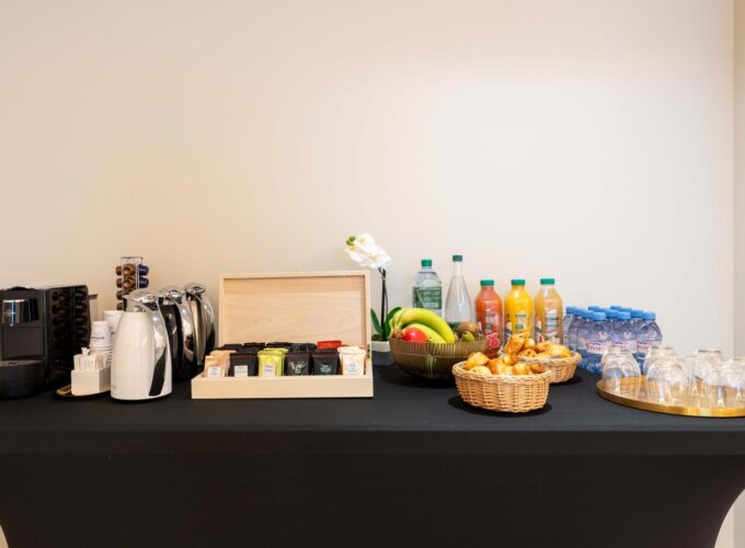 Petit-déjeuner et installations dans la salle Étoile de l’hôtel Opera Astra