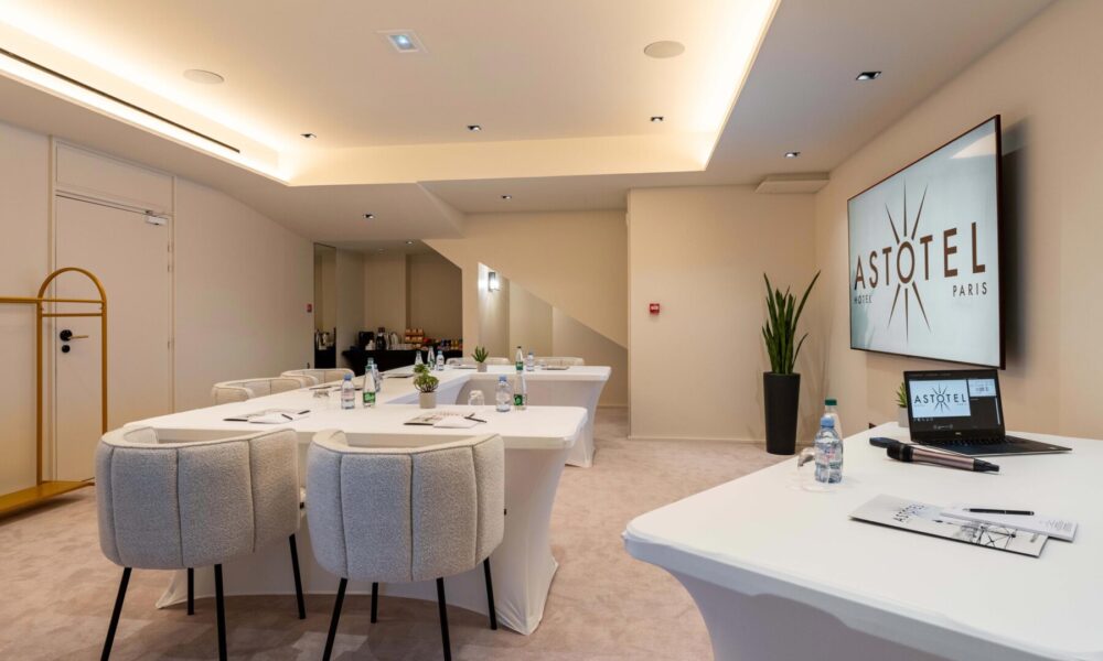 Tagungsraum „Étoile“ im Hotel Astra Opéra in Paris, ausgestattet für professionelle Seminare