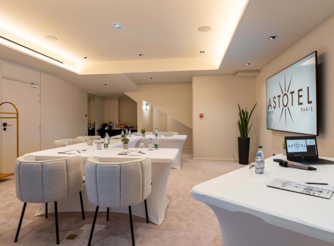 Salle de réunion « Étoile » à l’Hôtel Astra Opéra à Paris, équipée pour les séminaires professionnels