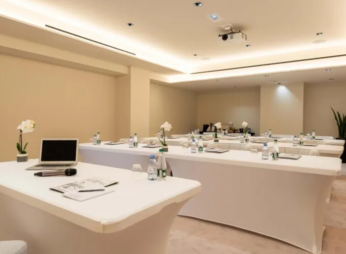 Salle Opéra avec des tables blanches et un ordinateur portable à l’hôtel Astra Opéra