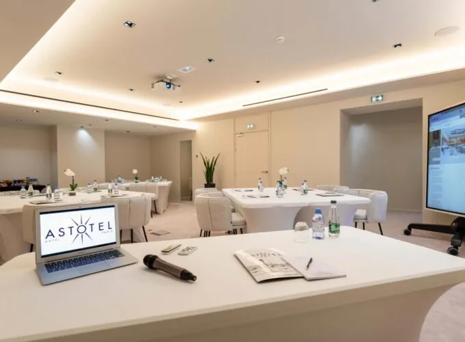 Salle Opéra avec un ordinateur portable à l’hôtel Astra Opéra