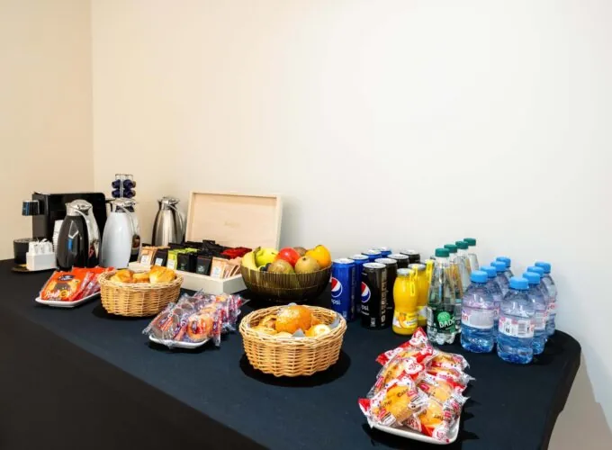 Table garnie de snacks et de boissons dans la salle Opéra à l’hôtel Astra Opéra