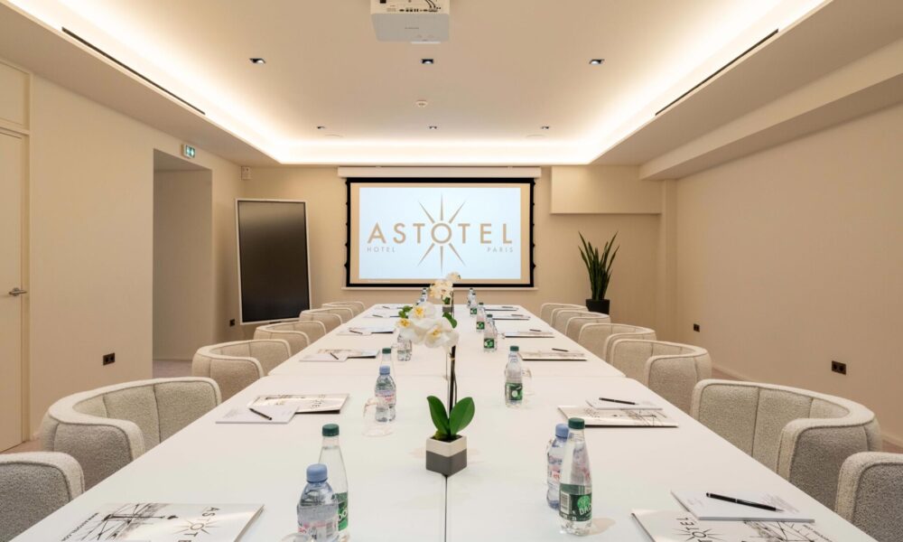 Tagungsraum „Opéra“ im Hotel Astra Opéra in Paris – ein voll ausgestatteter Raum für professionelle Seminare