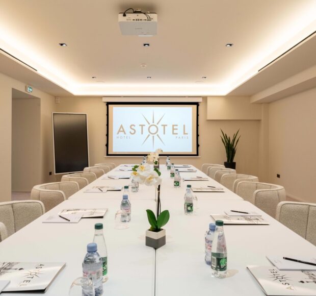 Tagungsraum „Opéra“ im Hotel Astra Opéra in Paris – ein voll ausgestatteter Raum für professionelle Seminare