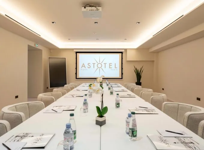 Salle de réunion « Opéra » à l’Hôtel Astra Opéra à Paris – un espace entièrement équipé pour vos séminaires professionnels