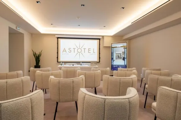 Salle Opéra avec un écran de projection à l’hôtel Astra Opéra