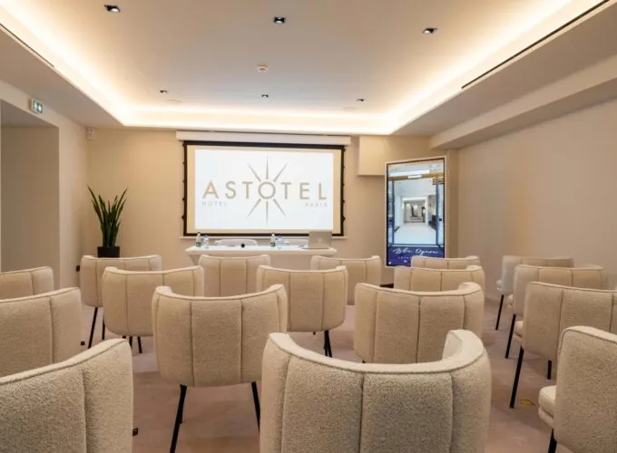 Salle Opéra avec un écran de projection à l’hôtel Astra Opéra