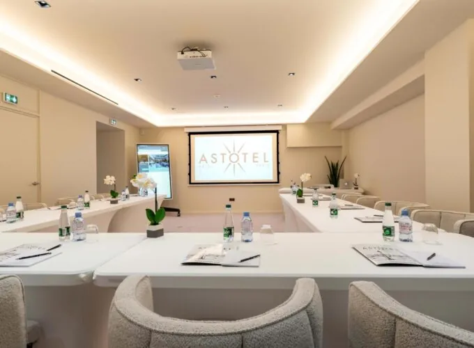 Salle Opéra avec un écran de projection à l’hôtel Astra Opéra