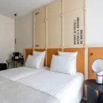 Vue du lit double dans une chambre Twin Standard à l’hôtel Astra Opéra, dans le 9e arrondissement