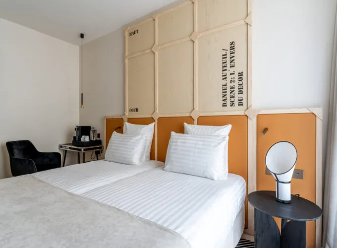 Vue du lit double dans une chambre Twin Standard à l’hôtel Astra Opéra, dans le 9e arrondissement