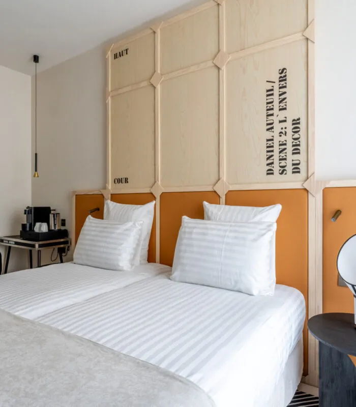 Vue du lit double dans une chambre Twin Standard à l’hôtel Astra Opéra, dans le 9e arrondissement