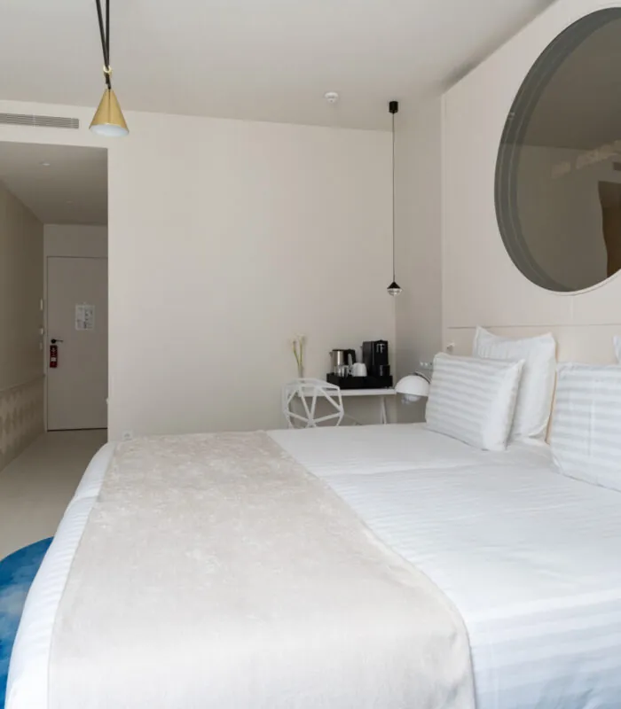 Chambre Twin Supérieure Claudie Haigneré avec un lit et un miroir rond à l’hôtel Astra Opéra