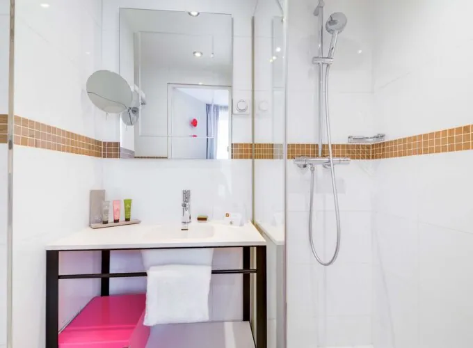 Chambre Double, salle de bains avec un lavabo, un miroir et une douche à l’hôtel Augustin