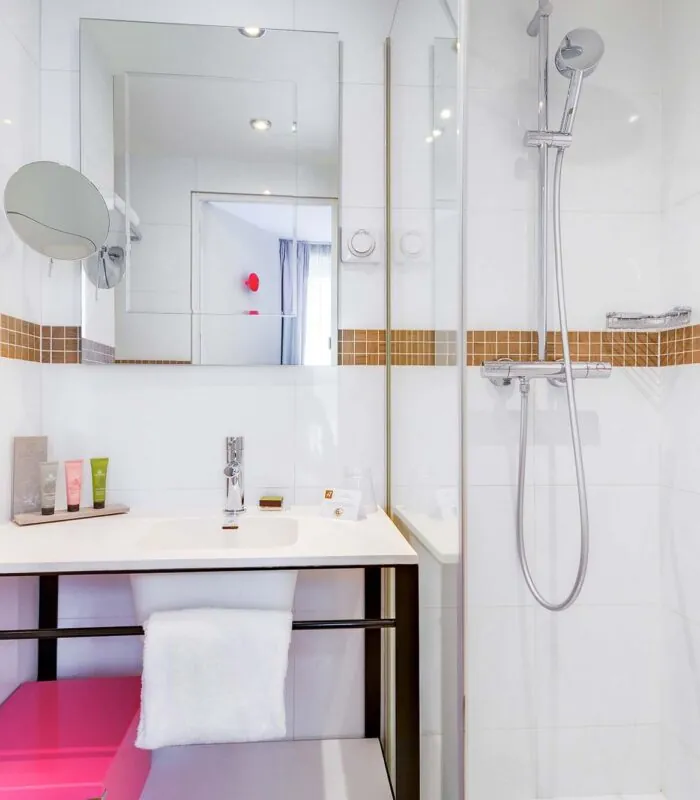 Chambre Double, salle de bains avec un lavabo, un miroir et une douche à l’hôtel Augustin