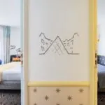 Chambre Familiale avec un dessin sur le mur à l’hôtel Augustin