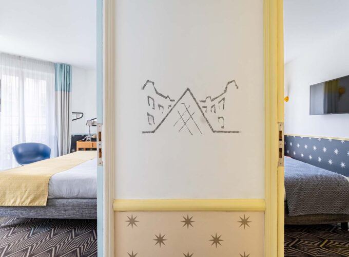Chambre Familiale avec un dessin sur le mur à l’hôtel Augustin