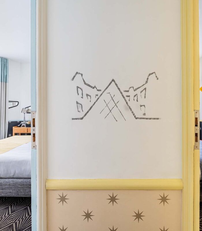 Chambre Familiale avec un dessin sur le mur à l’hôtel Augustin