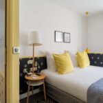 Chambre Familiale avec un lit et une lampe à l’hôtel Augustin