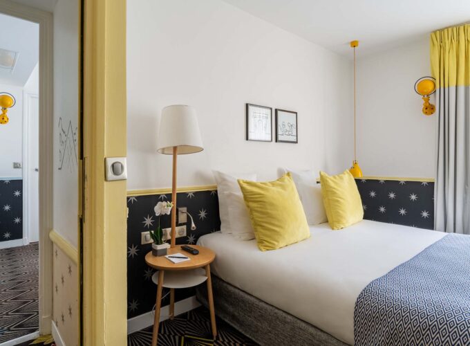 Chambre Familiale avec un lit et une lampe à l’hôtel Augustin